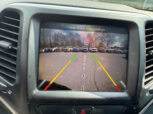 Used 2018 Jeep Cherokee Latitude Plus image 12