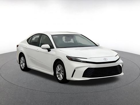 Used 2025 Toyota Camry LE image 3