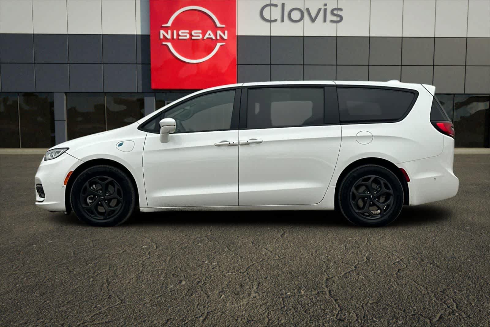 Used 2022 Chrysler Pacifica Limited w/ S Appearance Package FWD image 6
