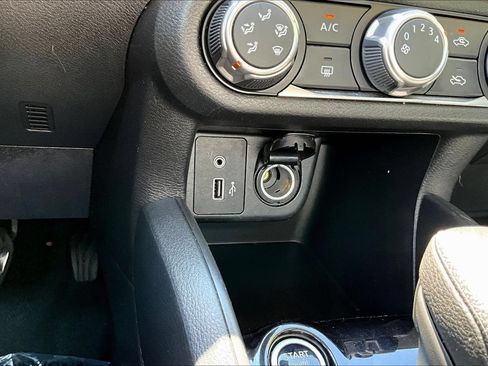 Used 2022 Nissan Versa SV FWD image 14