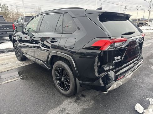 Used 2022 Toyota RAV4 SE image 6