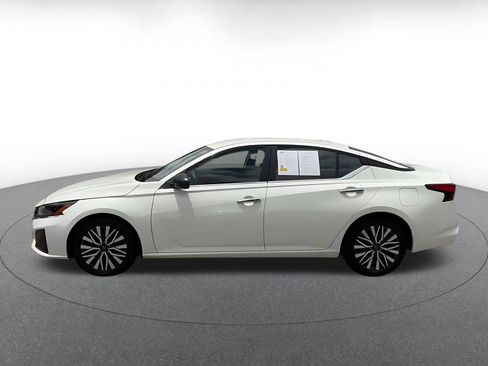 Used 2025 Nissan Altima 2.5 SV FWD image 7