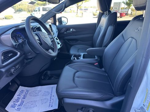 New 2026 Chrysler Pacifica Select image 61