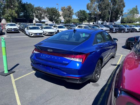 Used 2023 Hyundai Elantra Limited image 3