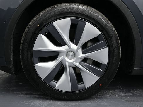 Used 2022 Tesla Model Y Long Range image 10