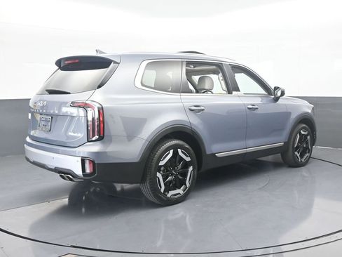 Used 2024 Kia Telluride EX w/ EX Captain's Chair Package image 6