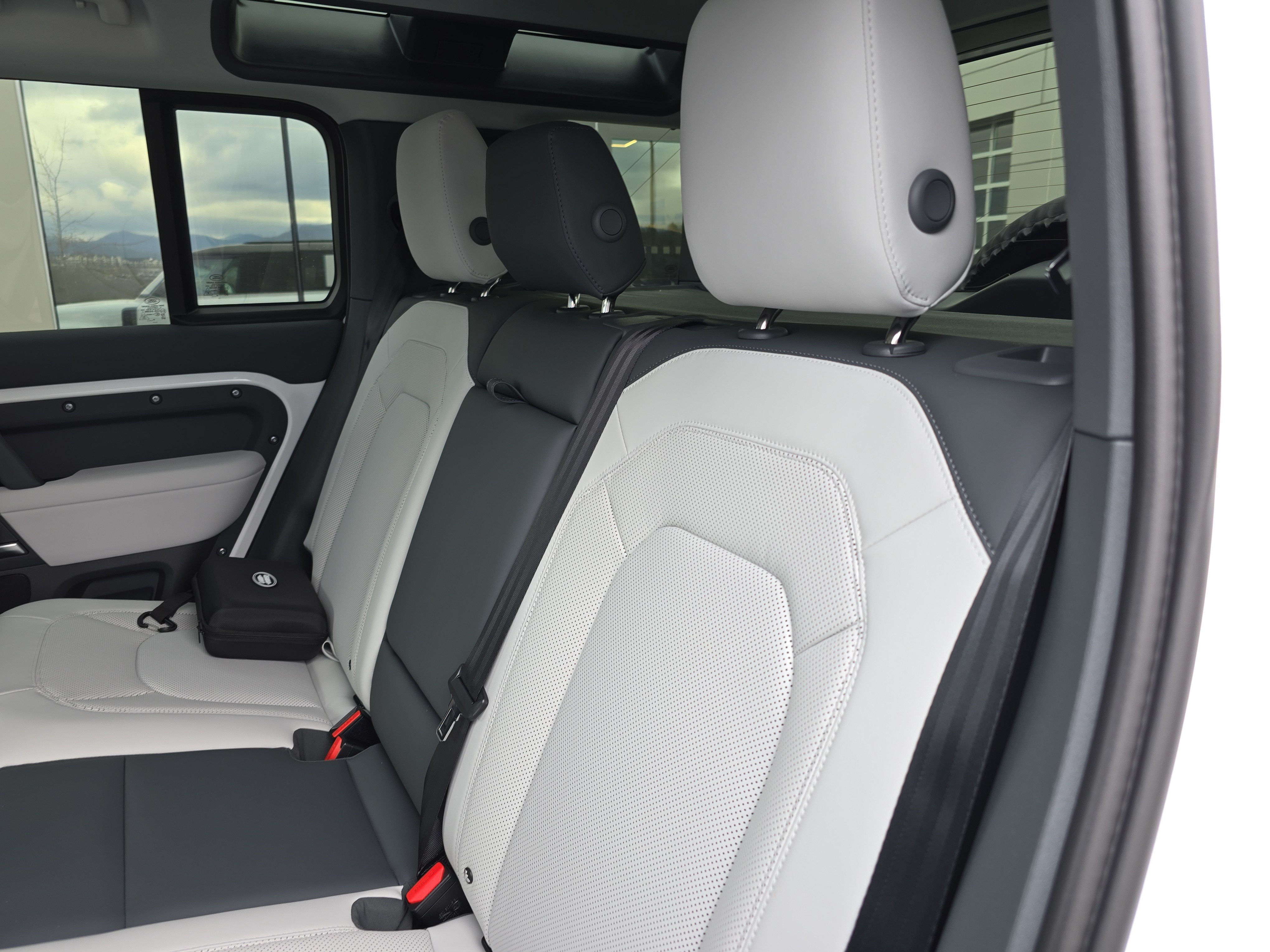 Certified 2026 Land Rover Defender 110 X-Dynamic SE AWD/4WD image 15