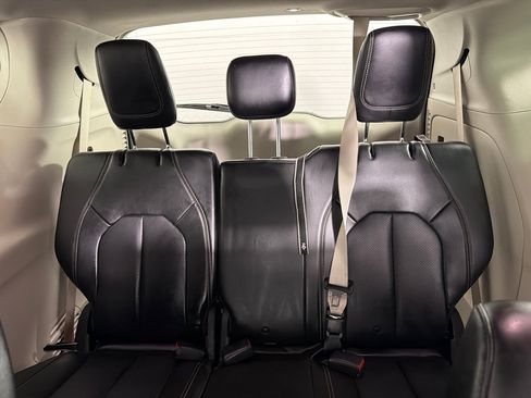 Used 2020 Chrysler Voyager Lxi FWD image 16