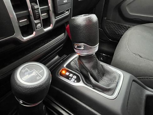 Used 2018 Jeep Wrangler Unlimited Sport S image 19