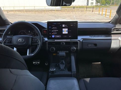 Used 2025 Toyota Tacoma TRD Sport AWD/4WD image 37