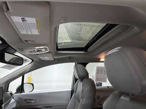 Used 2025 Toyota Sienna XLE AWD/4WD image 19