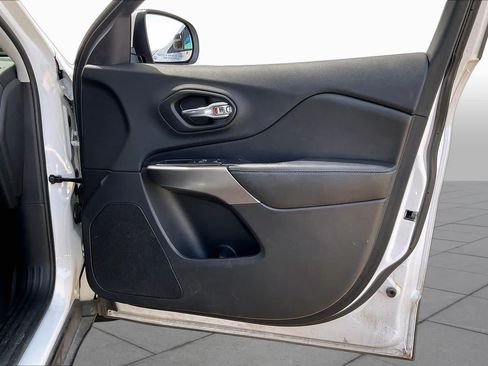Used 2020 Jeep Cherokee Latitude Plus FWD image 21
