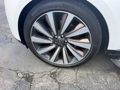 Used 2025 Land Rover Range Rover SV image 12