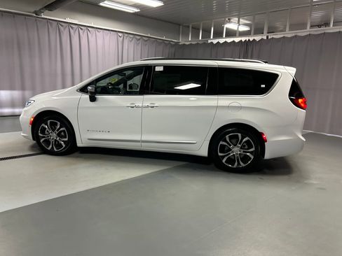 New 2026 Chrysler Pacifica Pinnacle image 4