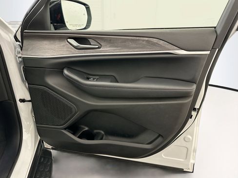 Used 2023 Jeep Grand Cherokee Limited image 35