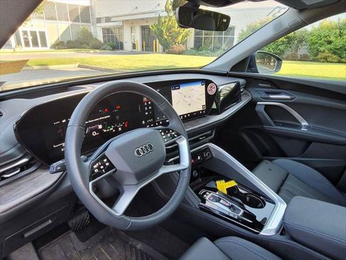 Used 2025 Audi Q5 Premium Plus w/ Premium Plus AWD/4WD image 17