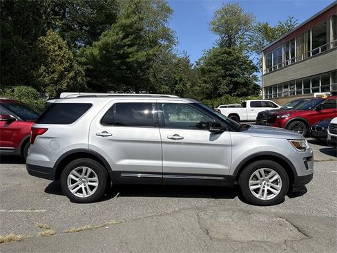 Used 2018 Ford Explorer XLT w/ Equipment Group 202A image 3