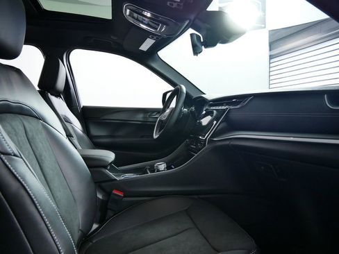 Used 2024 Jeep Grand Cherokee Altitude image 24