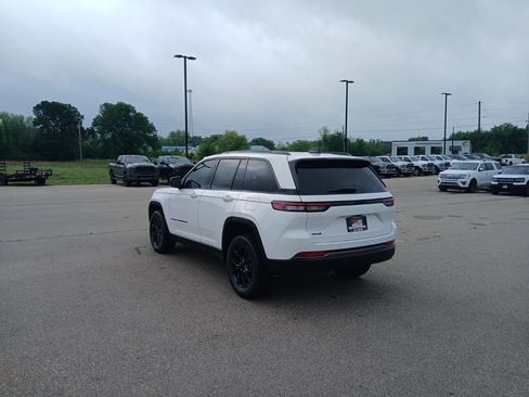 New 2026 Jeep Grand Cherokee Altitude image 6