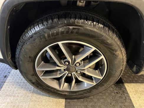 Used 2019 Jeep Grand Cherokee Limited image 9