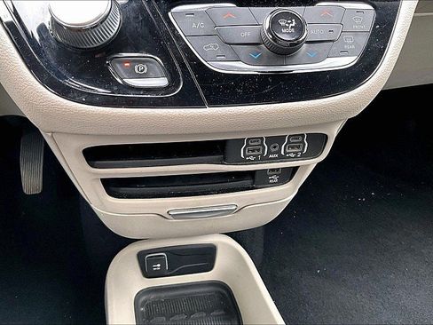 Used 2022 Chrysler Pacifica Touring-L w/ Uconnect Theater Family Group image 32