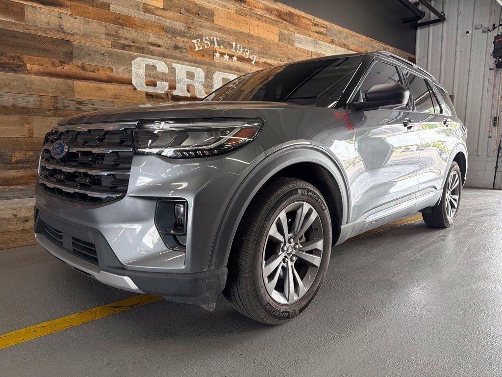 Used 2025 Ford Explorer Active w/ Active Comfort Package AWD/4WD image 2