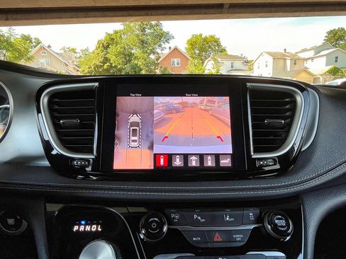 Used 2024 Chrysler Pacifica Limited FWD image 29