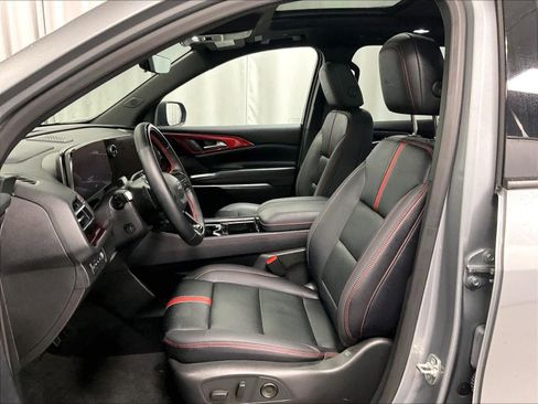 Used 2025 Chevrolet Traverse RS image 10