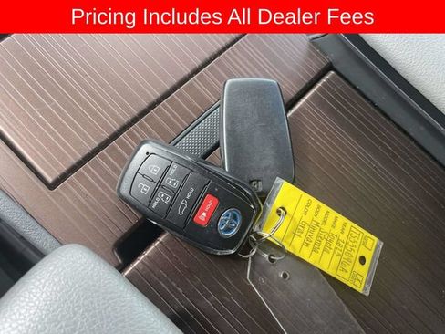 Used 2023 Toyota Sienna XLE FWD image 38