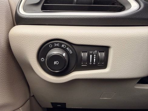 Used 2018 Chrysler Pacifica Touring-L image 23