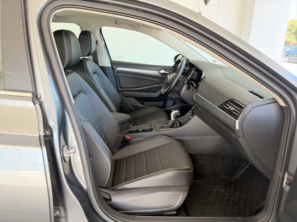 Certified 2023 Volkswagen Jetta SE FWD image 28