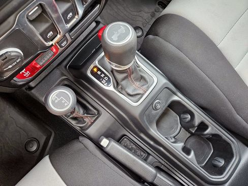 Used 2022 Jeep Wrangler Rubicon AWD/4WD image 23
