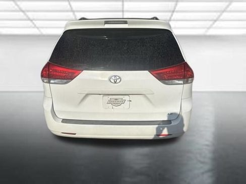 Used 2011 Toyota Sienna LE w/ Towing Pkg FWD image 4