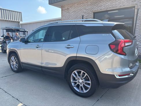 Used 2024 GMC Terrain SLT AWD/4WD image 10