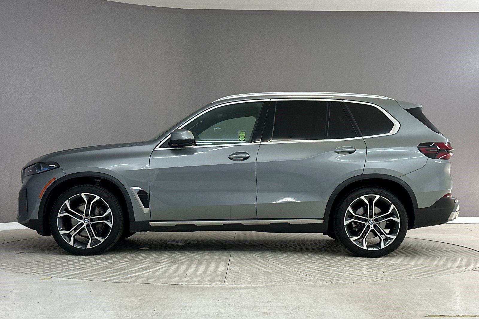 Used 2026 BMW X5 sDrive40i w/ Parking Assistance Package RWD image 2