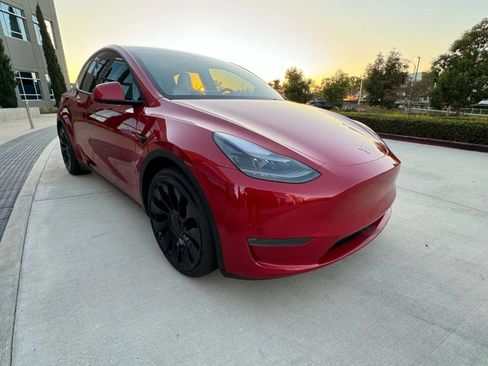 Used 2023 Tesla Model Y Performance image 3