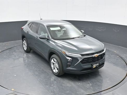 New 2026 Chevrolet Trax LS w/ LS Convenience Package FWD image 1
