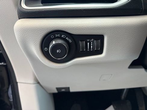 Used 2019 Chrysler Pacifica Touring Plus w/ Tire & Wheel Group FWD image 24