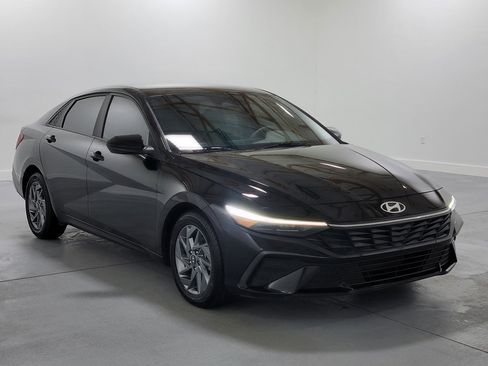 Used 2024 Hyundai Elantra SEL FWD image 2