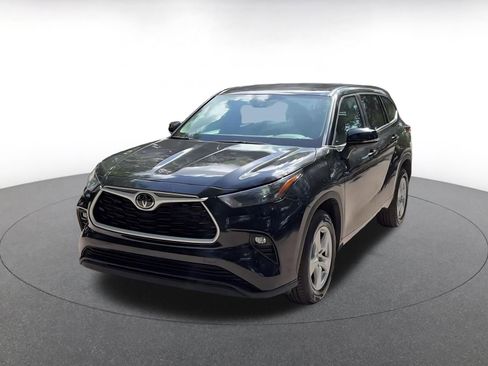 Used 2025 Toyota Highlander LE FWD image 7