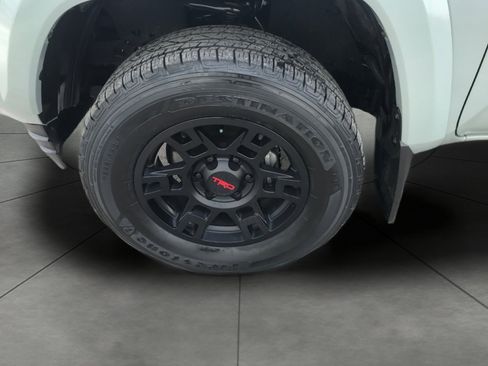 Used 2022 Toyota Tacoma TRD Sport w/ TRD Premium Sport Package AWD/4WD image 4