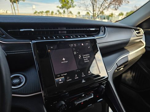 Used 2023 Jeep Grand Cherokee L Laredo image 33