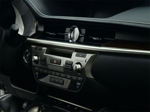 Used 2016 Lexus ES 350 w/ Luxury Package w/Wood Trim image 29