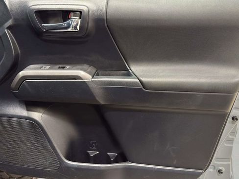 Used 2019 Toyota Tacoma TRD Off-Road AWD/4WD image 7