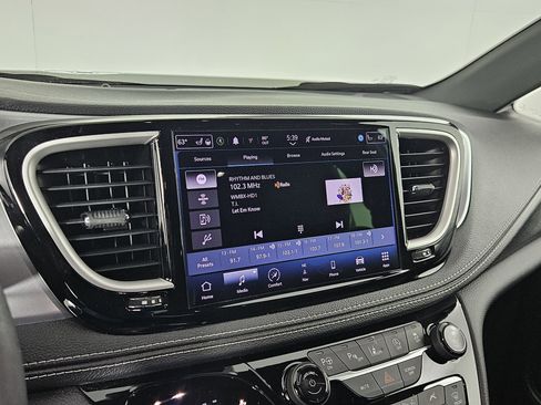 Used 2022 Chrysler Pacifica Touring-L w/ Uconnect Theater Family Group AWD/4WD image 25