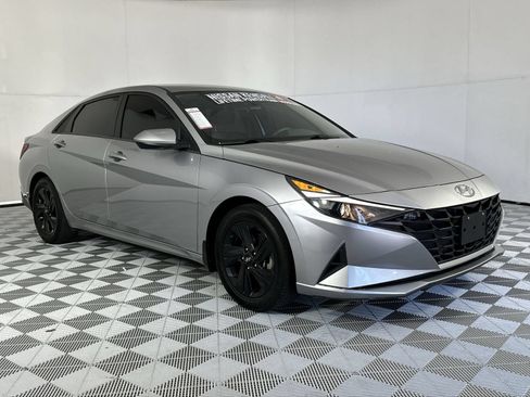 Used 2022 Hyundai Elantra SEL FWD image 2