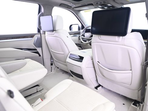 Used 2025 Cadillac Escalade Sport Platinum AWD/4WD image 18