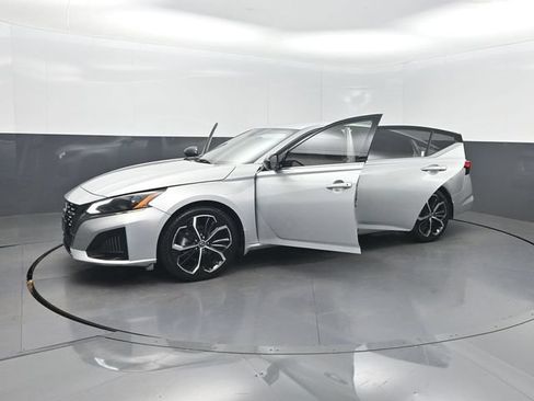 Used 2025 Nissan Altima 2.5 SR FWD image 33