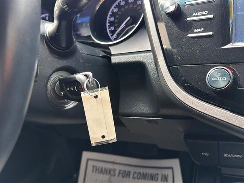 Used 2020 Toyota Camry SE image 25