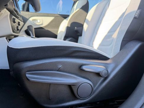 Used 2021 Jeep Renegade Latitude FWD image 9
